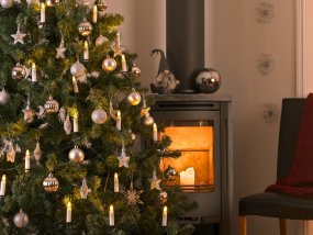 Juletrebelysning varmhvit 25LED 12m Hvit Fra Konstsmide - Lysene har utskiftbare E10 LED-p&aelig;rer og er p&aring; en 12 meter lang gr&oslash;nn ledning som glir fint inn i treets grener.