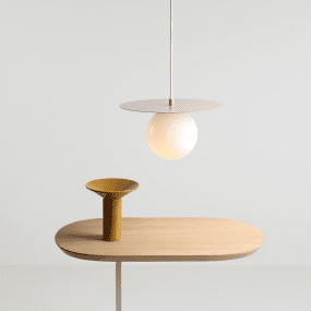 Loop Ø28 Beige Fra Artera - Den runde kuppelen i opalt glass har en diameter på 14cm og skaper en fin spredning av lys i rommet.