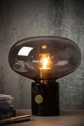 Charlize 24cm Røykfarget bordlampe Fra Lucide - Kombinasjonen av en marmorbunn av høy kvalitet og en kopp i ravfarget eller røkt glass gjør Charlize til en unik retrodetalj i ethvert interiør.