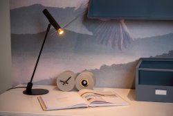 Alec 53cm Svart skrivebordslampe Fra Lucide - Gir lys til måltidene, bøkene eller firmaet ditt &ndash; og selvfølgelig skape en koselig atmosfære.