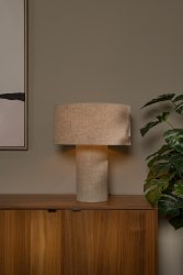 Leeroy 52cm Taupe bordlampe Fra Lucide - B&aring;de den sylindriske lampeskjermen og den koniske sokkelen er dekket av h&oslash;ykvalitets lin, som skaper et koselig lys i rommet.