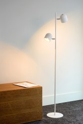 Skanska Hvit gulvlampe Fra Lucide - Denne subtile gulvlampen er utrolig dekorativ takket være sin rene form.