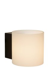 Jelte Ø12 Svart baderomslampe Fra Lucide - P&aring; en tynn, sort metallbase sitter på et opaliserende glasselement med en diameter på 15 centimeter.