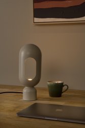 Barris 30cm Taupe bordlampe Fra Lucide - Plasser den mot veggen og nyt intimt, indirekte lys som direkte øker hyggefaktoren i stuen eller spisestuen.