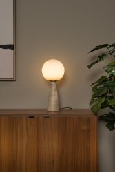 Evin 45cm Opal bordlampe Fra Lucide - Evin er en bordlampe med en konisk base av travertinmarmor og en frostet globeformet skjerm som ser mer ut som et kunstverk enn en praktisk bordlampe.