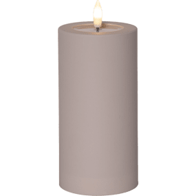 LED Blokklys Flamme Soft 18cm Beige Fra Star Trading - Det har en timerfunksjon (6 timer p&aring;, 18 timer av, repeterende), og n&aring;r bryteren er i timermodus, skinner lyset med en vakker, realistisk flamme i varmt hvitt lys.