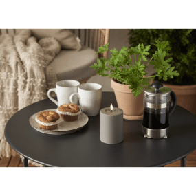 LED Blokklys Flamme Soft 13cm Brun Fra Star Trading - Det har en timerfunksjon (6 timer p&aring;, 18 timer av, repeterende), og n&aring;r bryteren er i timermodus, skinner lyset med en vakker, realistisk flamme i varmt hvitt lys.