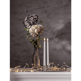 LED Antikklys Flamme Metal 28cm Sølv Fra Star Trading - 2-pakning med antikke plastlys med s&oslash;lvskimrende overflate og en h&oslash;yde p&aring; 28 cm.