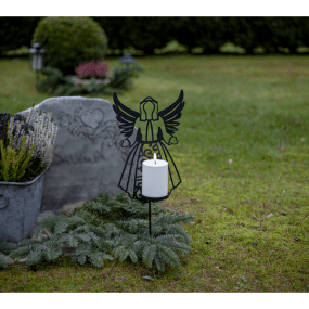 LED Gravlys Flamme Deco Svart Fra Star Trading - Flamme Deco er en silhuett formet som en engel laget av metall, hvor et batteridrevet stearinlys lyser opp med en varm hvit flamme.