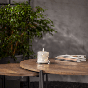 LED Blokklys Flamme Dew 10cm Hvit Fra Star Trading - Flamme Dew er et vakkert batteridrevet lys laget av hvit voks med en innpakket LED-stripe rundt som avgir en koselig, varm hvit gl&oslash;d.