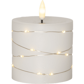 LED Blokklys Flamme Dew 10cm Hvit Fra Star Trading - Flamme Dew er et vakkert batteridrevet lys laget av hvit voks med en innpakket LED-stripe rundt som avgir en koselig, varm hvit gl&oslash;d.