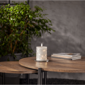 LED Blokklys Flamme Dew 13cm Hvit Fra Star Trading - Flamme Dew er et vakkert batteridrevet lys laget av hvit voks med en innpakket LED-stripe rundt som avgir en koselig, varm hvit gl&oslash;d.