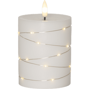 LED Blokklys Flamme Dew 13cm Hvit Fra Star Trading - Flamme Dew er et vakkert batteridrevet lys laget av hvit voks med en innpakket LED-stripe rundt som avgir en koselig, varm hvit gl&oslash;d.