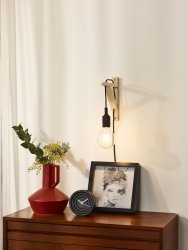 Fix 22cm Svart vegglampe Fra Lucide - Den trebaserte holderen er enkel å montere på; veggen &ndash; uansett høyde &ndash; og den lange ledningen til pæren gjør at du kan justere høyden på lampen etter montering.