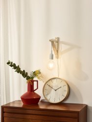 Fix 22cm Hvit vegglampe Fra Lucide - Den trebaserte holderen er enkel å montere på; veggen &ndash; uansett høyde &ndash; og den lange ledningen til pæren gjør at du kan justere høyden på lampen etter montering.