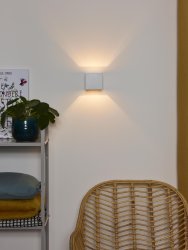 Devi 10cm Hvit vegglampe Fra Lucide - Med bakplate på&aring; 10,5 cm x 8 cm, den er enkel å montere over en sentralboks.
