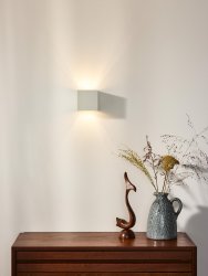 Xio 10cm Hvit vegglampe Fra Lucide - Du kan velge at strålen skal skinne jevnt opp/ned, bare opp eller kun ned, eller ha en smalere stråle opp/ned og på den andre siden en bredere stråle.