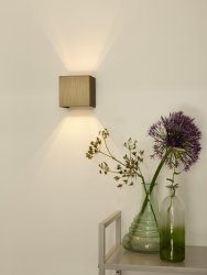Xio 10cm Brun vegglampe Fra Lucide - Du kan velge at str&aring;len skal skinne jevnt opp/ned, bare opp eller kun ned, eller ha en smalere str&aring;le opp/ned og p&aring; den andre siden en bredere str&aring;le.