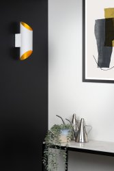 Quirijn 30cm Hvit vegglampe Fra Lucide - Denne enkle, men elegante vegglampen fordyper ethvert rom i en varm glød takket være dens sylindriske form som er skråstilt i bunnen.