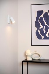 Clubs Hvit leselampe Fra Lucide - Lampeskjermen er enkel &aring; rotere og vippe, og kan utstyres med LED-lyskilde.