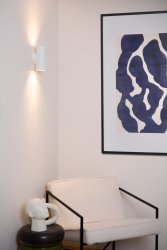 Bondi 18cm Hvit vegglampe Fra Lucide - Bondi er et utmerket valg for å ta imot besøkende i en stue.