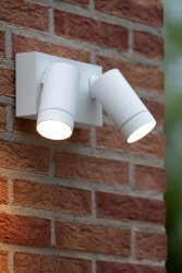 Taylor Hvit utendørslampe Fra Lucide - Unike produktegenskaper:Passer for bruk med LED-lyskildeDenne lampen er roterbar og vippbarMed bevegelsessensor og dag/nattsensorAluminum er ikke laget av høy kvalitet.