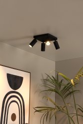 Clubs 4 Svart spotlight Fra Lucide - Ved å koble lampen til en dimmer kan du enkelt kontrollere stemningen i rommet &ndash; sterkt lys for en produktiv start på dagen eller en myk glød for en avslappende kveld.