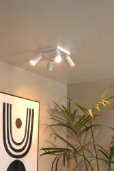 Clubs 4 Hvit spotlight Fra Lucide - Ved å koble lampen til en dimmer kan du enkelt kontrollere stemningen i rommet &ndash; sterkt lys for en produktiv start på dagen eller en myk glød for en avslappende kveld.