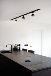 Spotlight Favori GU10 Svart Fra Lucide - Perfekt for å fremheve et vakkert kunstverk, skape stemning i gangen eller ønske deg velkommen inn på soverommet.