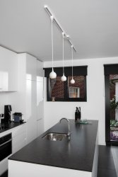 Pendellampe Favori GU10 Hvit Fra Lucide - Lyskilden er innelukket i en flat kule som er dekket p&aring; toppen i en messingforbindelse p&aring; kabelen.