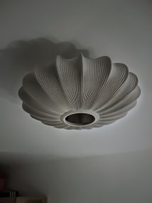 Mamsell Ø45 Grå plafond Fra Aneta Lighting - Mamsell er et tak som kombinerer sjarm og eleganse i et unikt, organisk inspirert design.