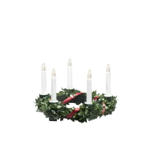 Luciakrone Med Dekorasjon Grønn Fra Konstsmide - Tradisjonell lucia-lysekrone med gr&oslash;nn krans, r&oslash;dt dekorativt b&aring;nd og 5 varmhvite LED-lys.
