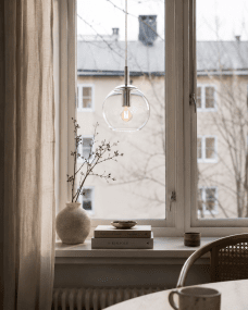 Globi Ø15 Krom/gjennomsiktig vinduslampe Fra Nordic Lighting - Globi vinduslampe er en stilig og moderne lampe som gir rommet en varm og koselig f&oslash;lelse.