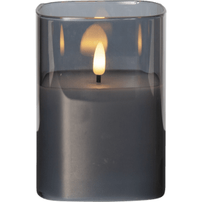 LED Lys Flamme Røykfarget Fra Star Trading - Fin Flamme glasslykt med batterilys med naturtro flamme som skinner med varmhvit glød, kommer med holder i røkt glass som vokslyset er montert i.