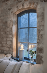 Legna 20cm Grå bordlampe Fra Markslöjd - Legna er en enkel og stilig bordlampe med en lampefot i gr&aring;beiset treverk.