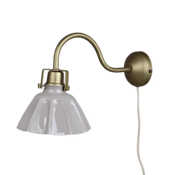 Margareta Ø18 Messing vegglampe Fra Strömshaga - Liten vegglampe med skjerm i beige plast og sokkel i messing.