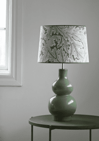 Verdi 50cm Grønn lampefot Fra Hallbergs - Verdi-lampefoten har en vakker, organisk formet base i et mykt p&aelig;relignende design.