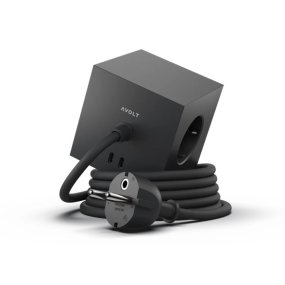 Square 1 with 30W Dual USBC & Magnetic base, 3m Svart Fra Avolt - Styreskinne fra Avolt med et stilig design med lang PVC-ledning, en kube laget av resirkulert plast og en magnetisk plate i bunnen slik at den kan henges p&aring; veggen.