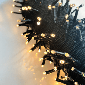 Twinky 10m Svart Fra Lightson - Twinky 10m er en dekorativ lyslenke som sprer en varm hvit og atmosf&aelig;risk gl&oslash;d fra 100 sm&aring; lyspunkter jevnt fordelt over 10 meter kabel.