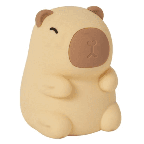 Capybara Kremhvit barnelampe Fra Lucide - Den avgir et varmt, gult lys, men kan ogs&aring; skinne i flere lekne farger som gr&oslash;nt, rosa og bl&aring;tt &ndash; alt for &aring; skape trygghet og glede ved leggetid.