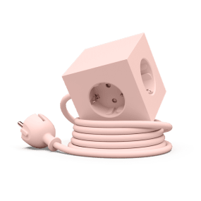 Square 1 with 30W Dual USBC & Magnetic base, 1.8m Rosa Fra Avolt - Styreskinne fra Avolt med et stilig design med lang PVC-ledning, en kube laget av resirkulert plast og en magnetisk plate i bunnen slik at den kan henges p&aring; veggen.