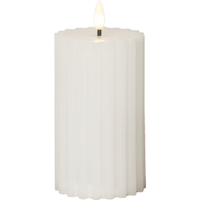 LED Blokklys Flamme Stripe Hvit Fra Star Trading - Den har timerfunksjon og n&aring;r bryteren er p&aring;; timermodusen lyser lyset i 6 timer p&aring;, 18 timer av, gjentatte ganger.