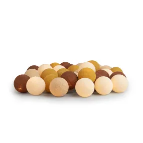 Irislights Biscotti 20-lights Brun Fra Irislights - Med sin varme gl&oslash;d og jordfarger i brunt, beige og hvitt er Biscotti en popul&aelig;r interi&oslash;rdetalj for b&aring;de store og sm&aring;.