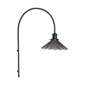 August 25cm Svart vegglampe Fra PR Home - Glassskjermen er plissert med en svart finish og er plassert i en lampeholder i sort børstet metall.