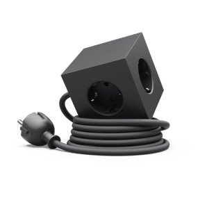 Square 1 with 30W Dual USBC & Magnetic base, 1.8m Svart Fra Avolt - Styreskinne fra Avolt med et stilig design med lang PVC-ledning, en kube laget av resirkulert plast og en magnetisk plate i bunnen slik at den kan henges p&aring; veggen.