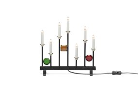 Candelabra 7 Lights Svart Fra Konstsmide - De syv lysene er innrammet av dekorative fargede glassdetaljer i gr&oslash;nt, r&oslash;dt og rav, som skaper en elegant og festlig atmosf&aelig;re.