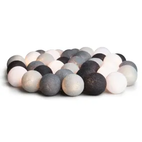 Irislights Graphic Grey 35 bollar Grå Fra Irislights - Lyslenken best&aring;r av en plastledning med h&aring;ndlagde kuler i bomulls- og polyestertr&aring;d som skinner gjennom et mykt lys.