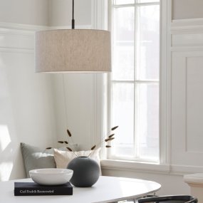Soft Ø44 Natur/bronse Fra Belid - Soft pendellampe er en stilig lampe med en klassisk, avrundet form og et mykt uttrykk.