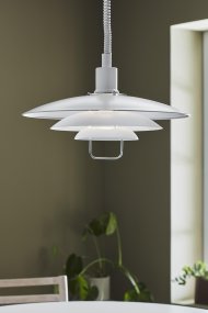 Kirkenes Ø48 Hvit Taklampe Fra Markslöjd - Den hvite metallskjermen og kromdetaljene gir lampen et tidløst utseende.
