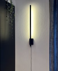 Stecco 65cm Svart vegglampe Fra Aneta Lighting - STECCO vegglampe i sortlakkert metall passer like godt på; de smale veggene som de litt større.